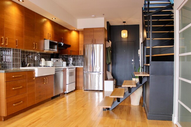 Building Photo - 7380 Rue Saint-Hubert