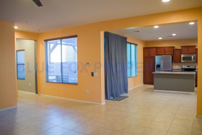 Foto del edificio - 2-STORY EAST SIDE HOME