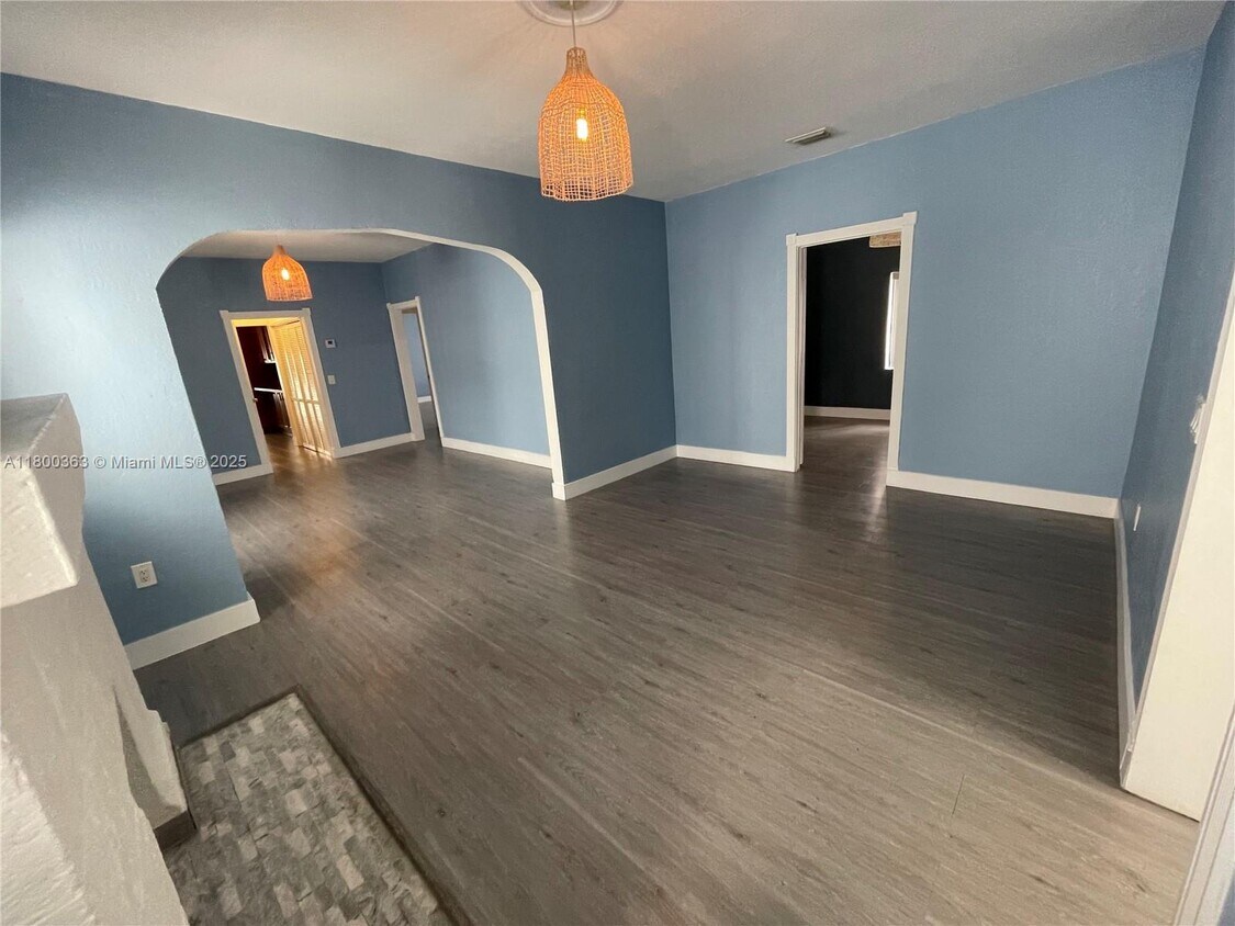 Foto principal - 169 NE 50th St