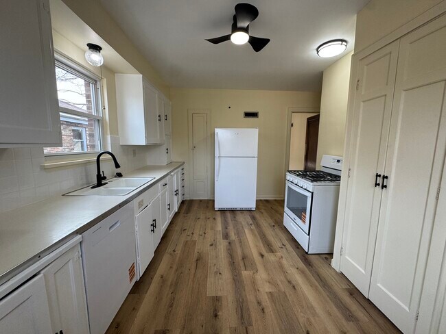 Foto del edificio - 234 E Pleasant St