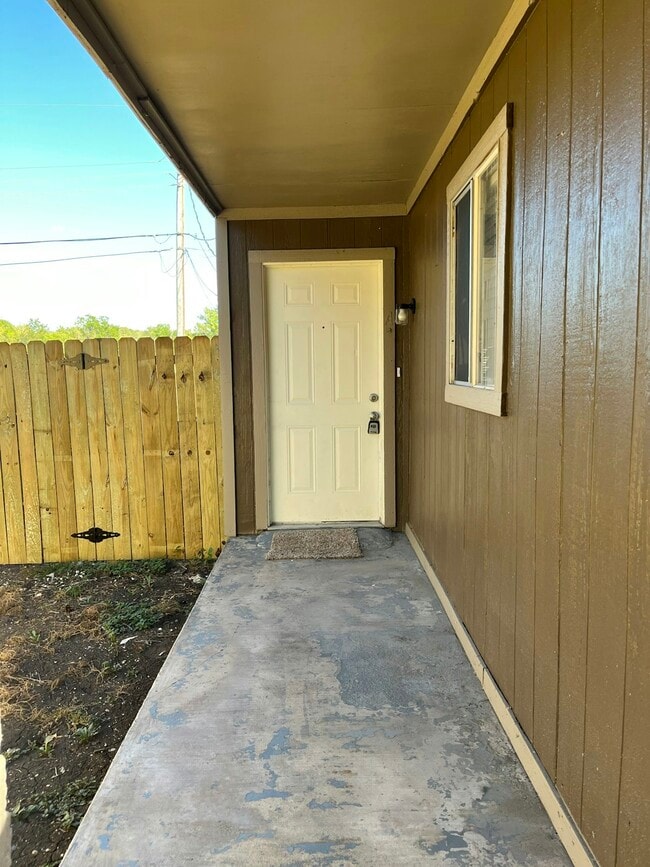 Building Photo - 909 Betsy Ross Dr