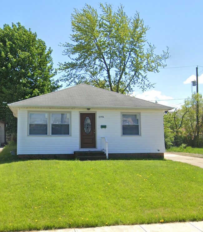 Building Photo - 13706 Rexwood Ave