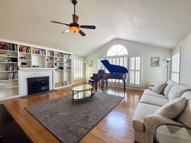 Foto del edificio - 15694 Longwood Dr