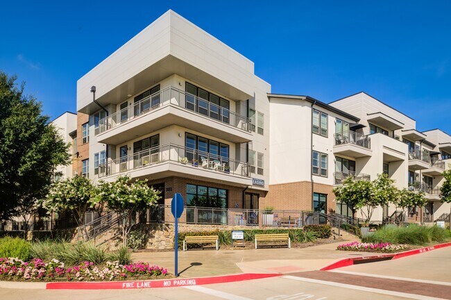 Foto del edificio - 301 Flower Mound