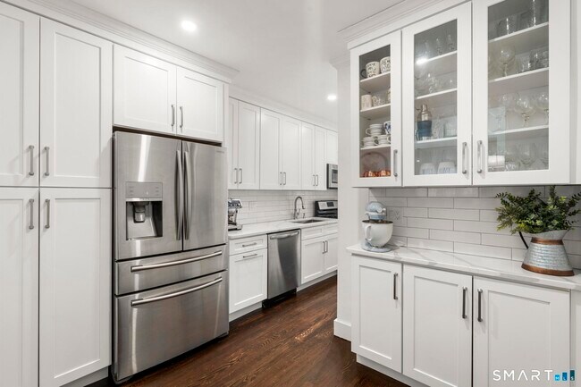 Foto del edificio - 70 Strawberry Hill Ave