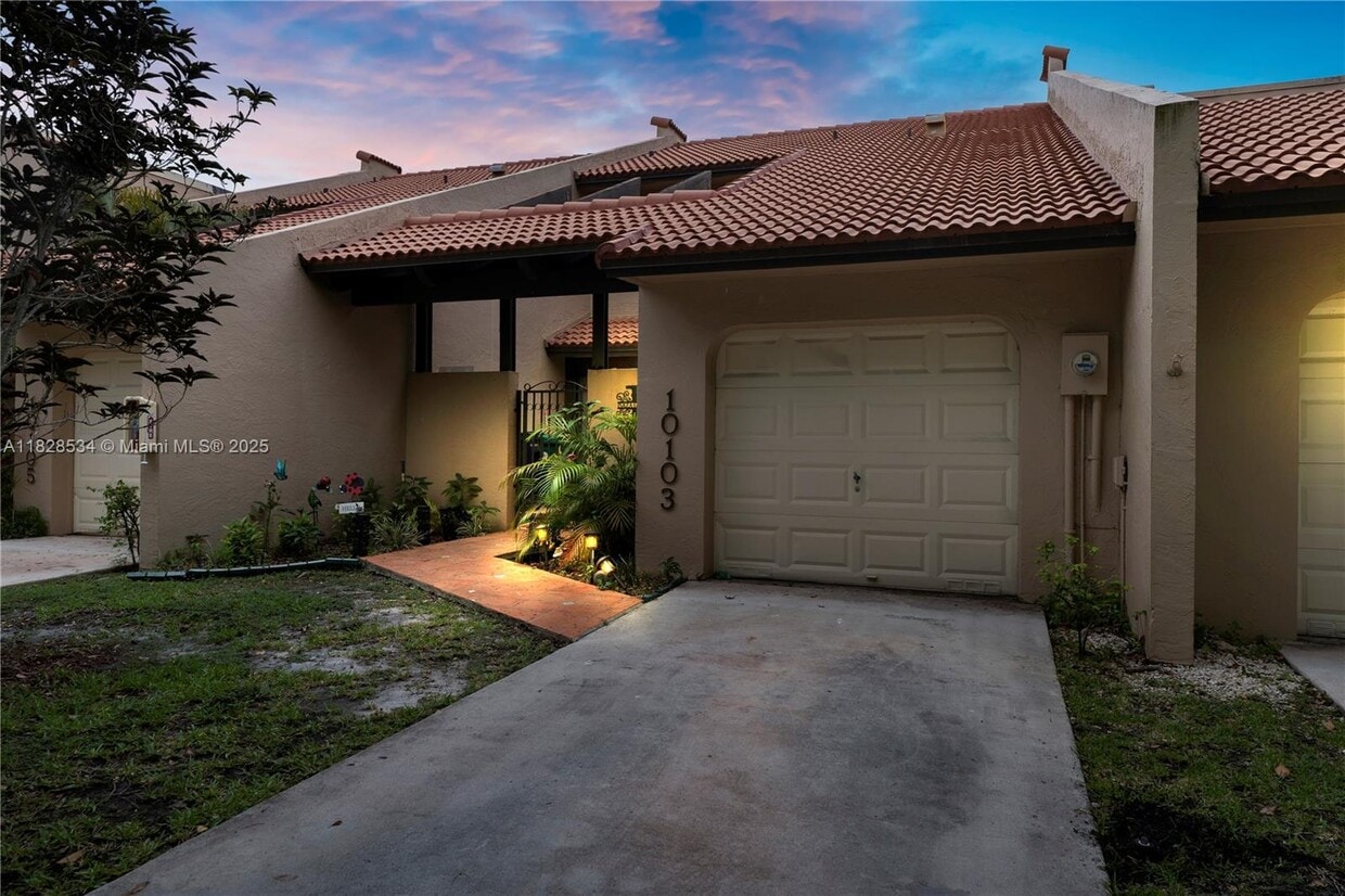 Primary Photo - 10103 Costa Del Sol Blvd