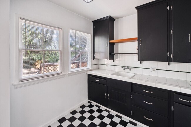 Building Photo - Private and comfortable 1 bed, 1 bath bung...