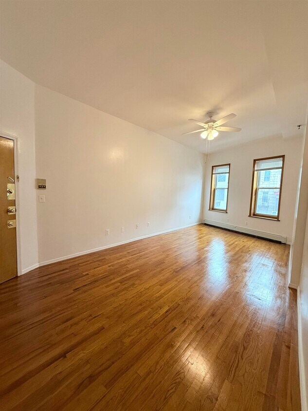 Foto principal - 636 Newark Ave
