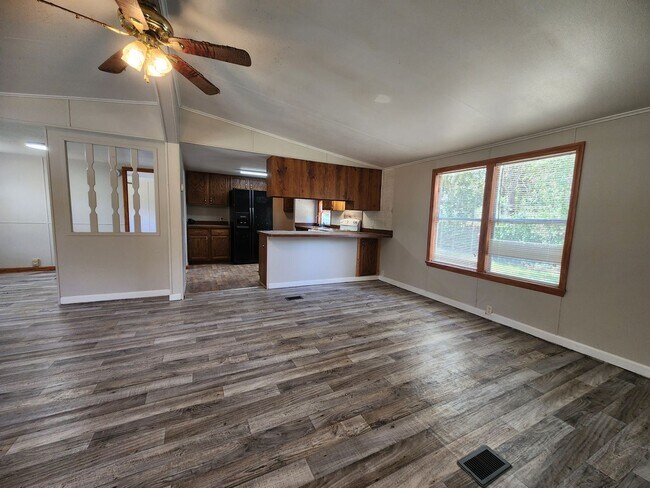 Foto del edificio - 3 bed, 2 bath on 1/3 Acre of FENCED land.