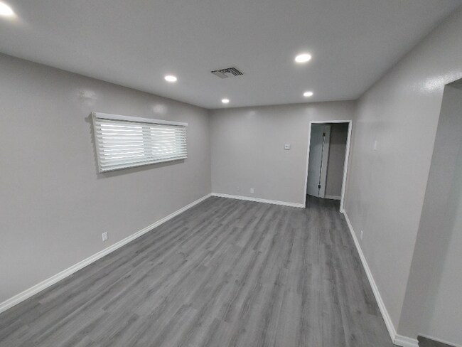 Building Photo - 733 E Nutwood St