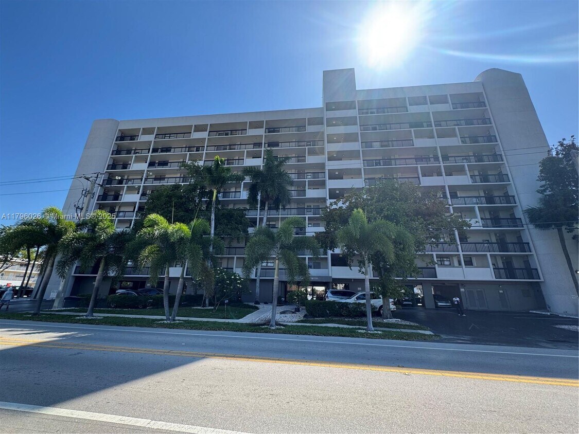Foto principal - 4800 Bayview Dr