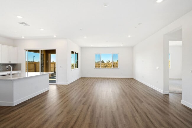 Building Photo - Stunning New Build!
