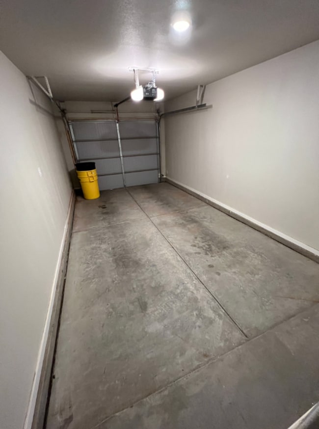 Building Photo - AVAILABLE NOW! 3/2/1 off west 19th!