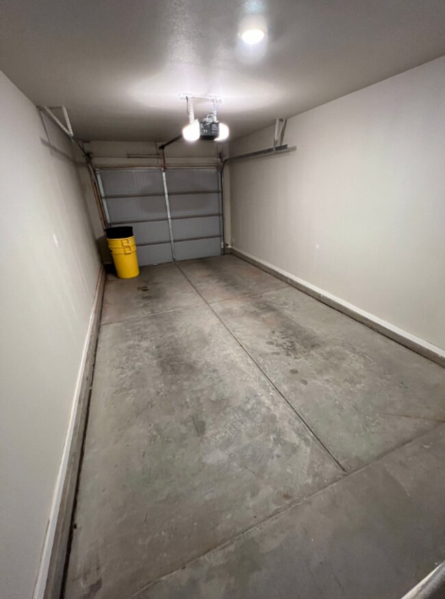 Foto del edificio - AVAILABLE NOW! 3/2/1 off west 19th!