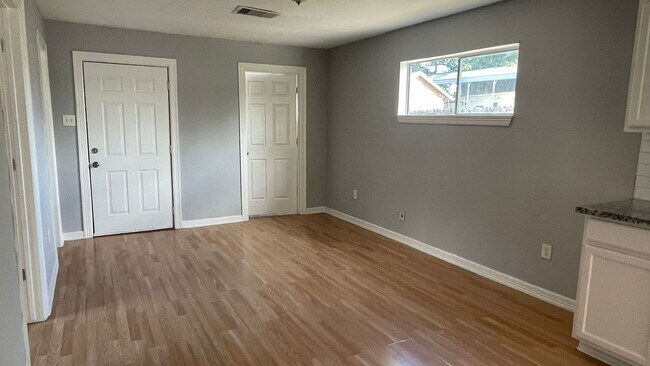 Building Photo - 3-bedroom, 2-bathroom house