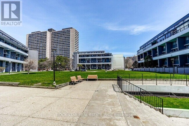 Building Photo - 10 Sunny Glenway