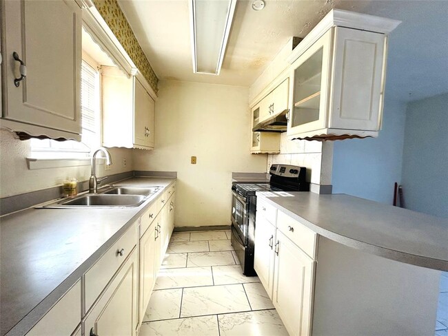 Building Photo - 6508 S Briar Bayou Dr