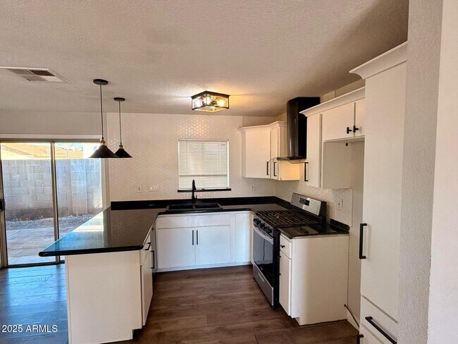 Building Photo - 2002 E St Anne Ave