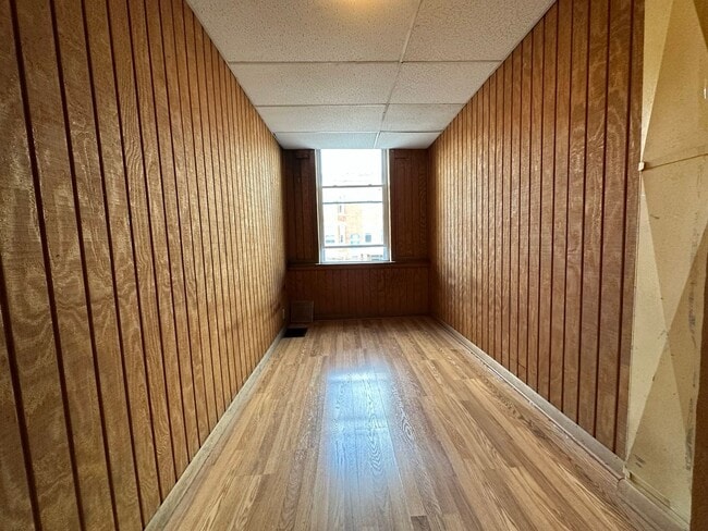 Building Photo - Cozy Two Bedroom Apartment! Great Oakland Location! Call Today!
