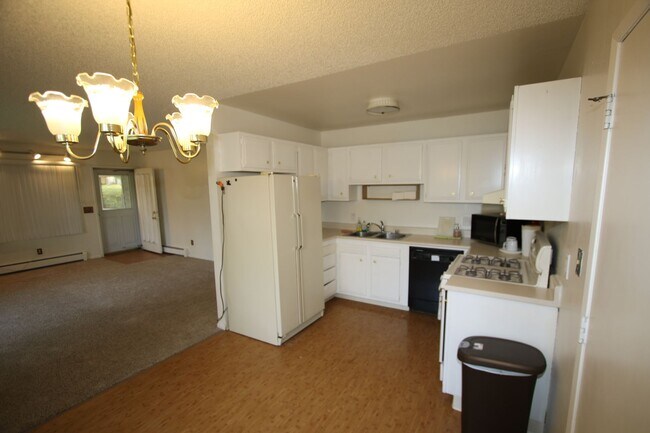 Building Photo - 2 bedroom Unit with 1 Car Detached Garage!