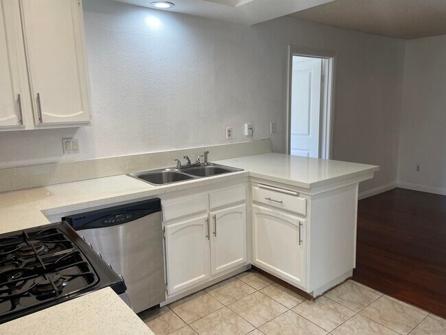 Foto del edificio - 7210 Canyon Breeze Rd