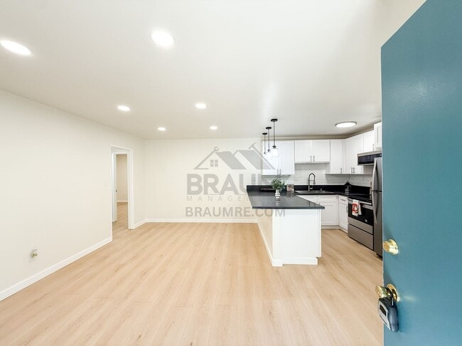 Building Photo - 5611 Fulcher Ave