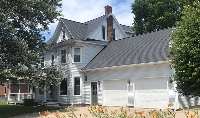 Building Photo - 711 Gard Ave