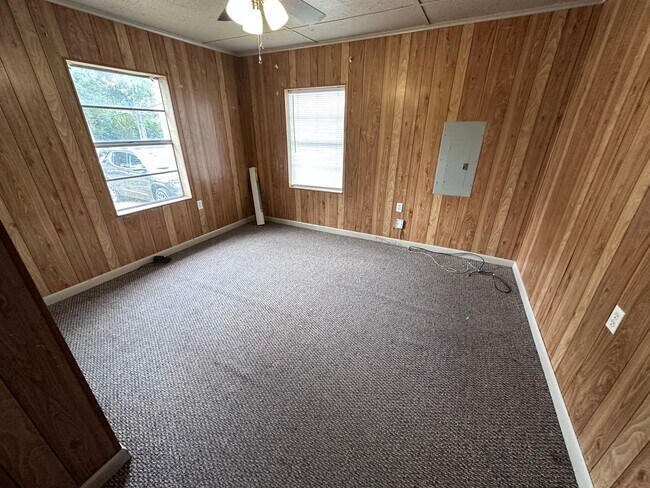 Building Photo - Cozy 2/1!