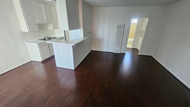 Foto del edificio - 323 N Rampart Blvd