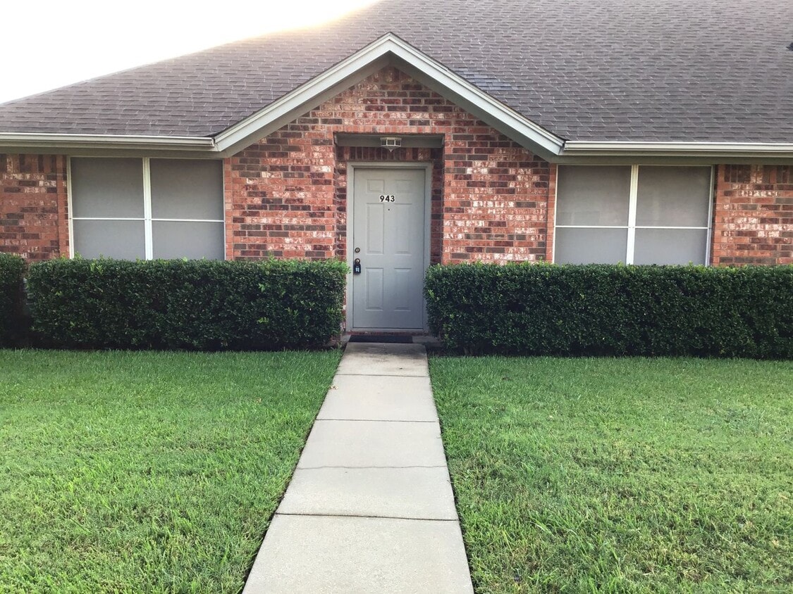Primary Photo - 2/2/2 LAWNCARE INCLUDED - near Hospital Di...