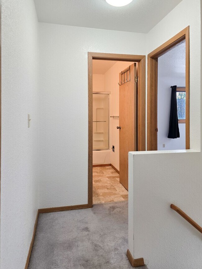 Foto del edificio - Right on the river! 2 Bedroom, 1.5 Bath, W/Garage, Duplex!