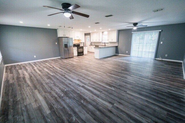 Building Photo - 3/2 Pool Home - Lake Jackson Area