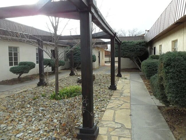 Building Photo - 537 Valencia Dr SE