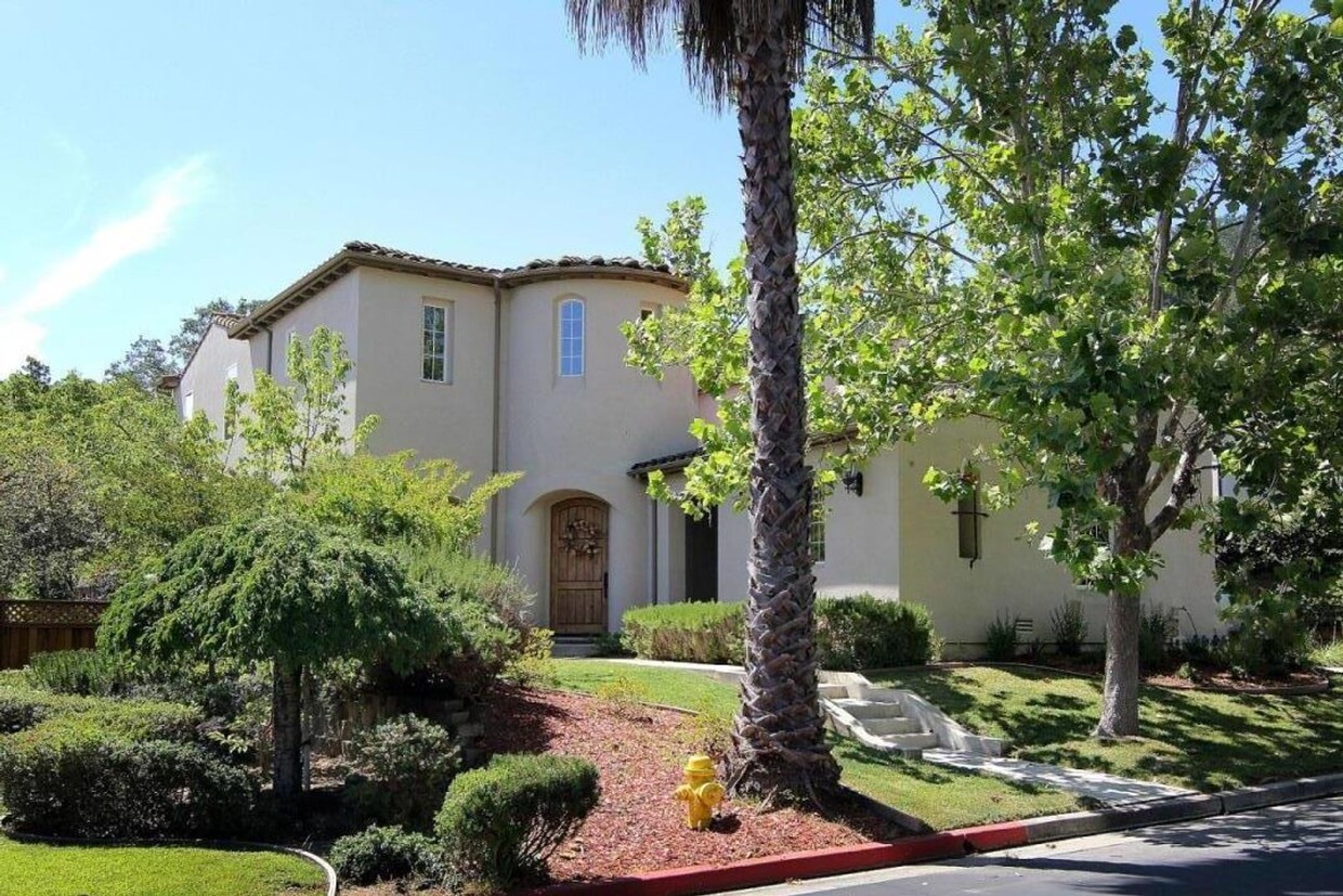 Foto principal - GILROY - Executive home in gated community