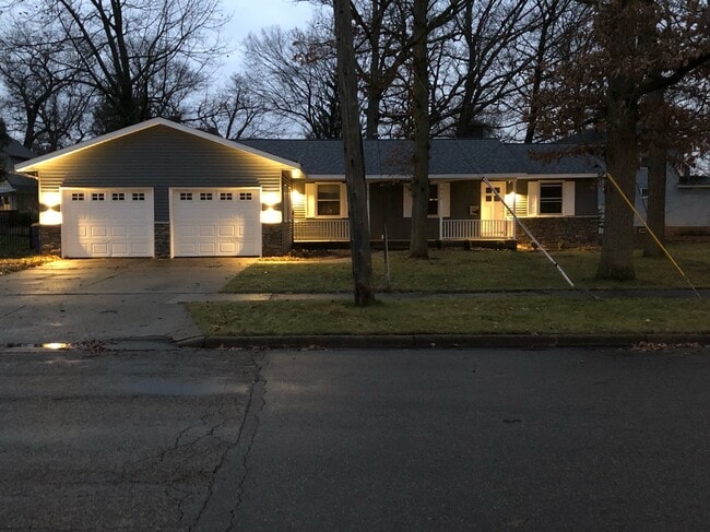 Building Photo - 806 Northlawn St NE