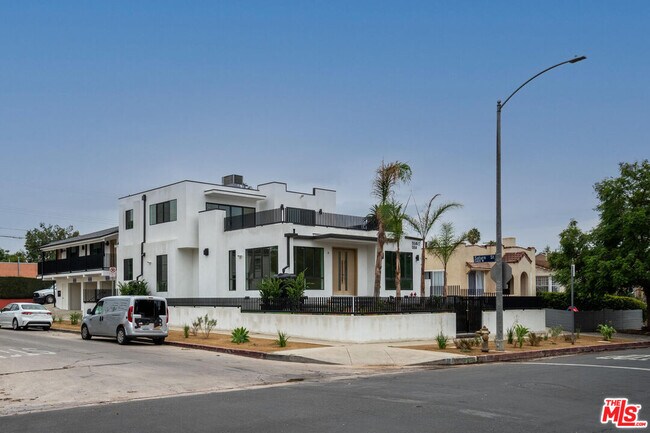 Building Photo - 5466 Saturn St