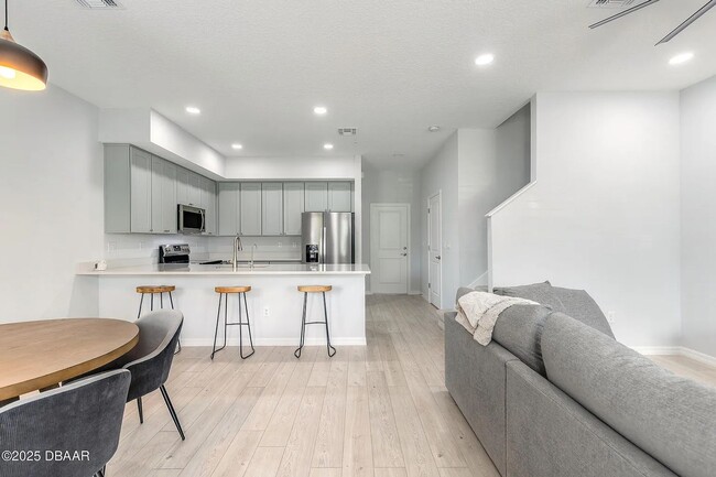 Building Photo - 143 W Fulton St