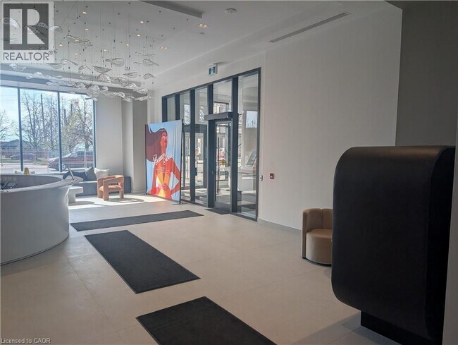 Photo du bâtiment - 2075 Lakeshore Rd.