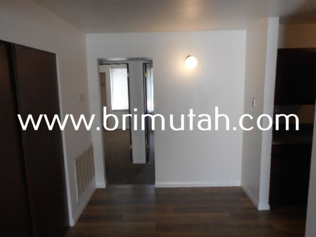 Foto del edificio - 292 100 E