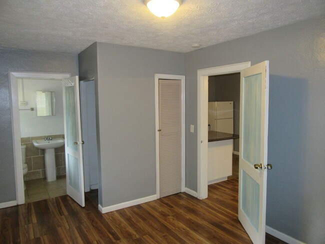 Building Photo - 1511 Molitor Ave