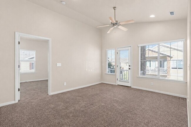 Foto del edificio - 1061 Canyon Meadow Dr
