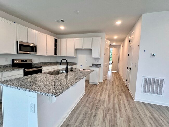 Building Photo - 3031 Fernwood Ln