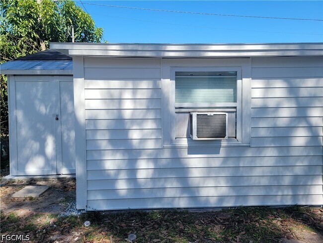 Building Photo - 717 Burdick Ave