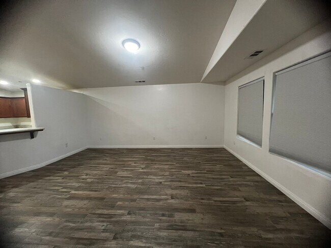 Foto del edificio - 2323 N RINADLI  3 BEDROOM 2 BATHROOM - SOLAR PANELS - VISALIA - Coming soon.