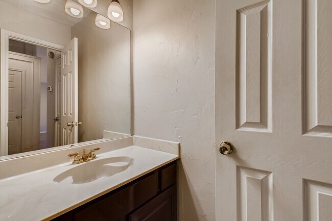 Foto del edificio - Westcreek Subdivision - 4 bedrooms- master...