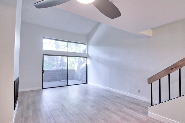 Building Photo - 1050 Seco St