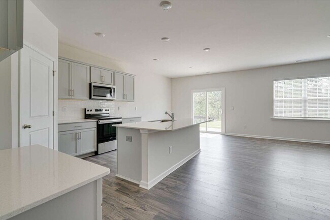 Foto del edificio - "Spacious 5-Bedroom Haven in Fuquay-Varina!"