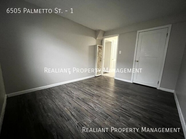 Building Photo - Charming 1-Bedroom Apartment with Spacious...