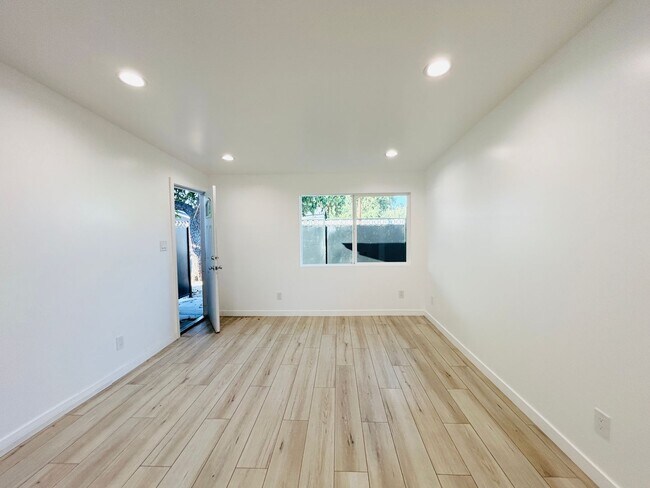 Foto del edificio - 7358 Balcom Ave