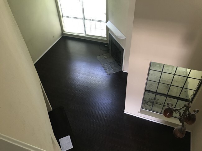 Foto del edificio - 9601 Forest Ln